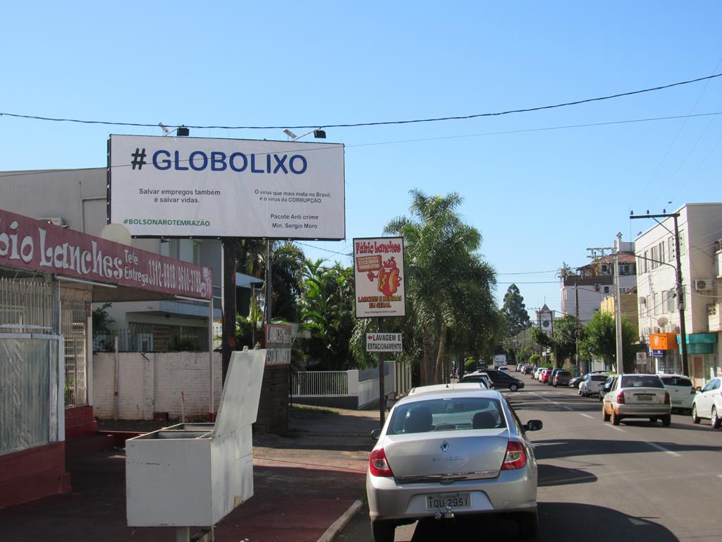 Foto - Marcos Demeneghi - Outdoor no centro de Santo Ângelo faz campanha contra a Rede Globo