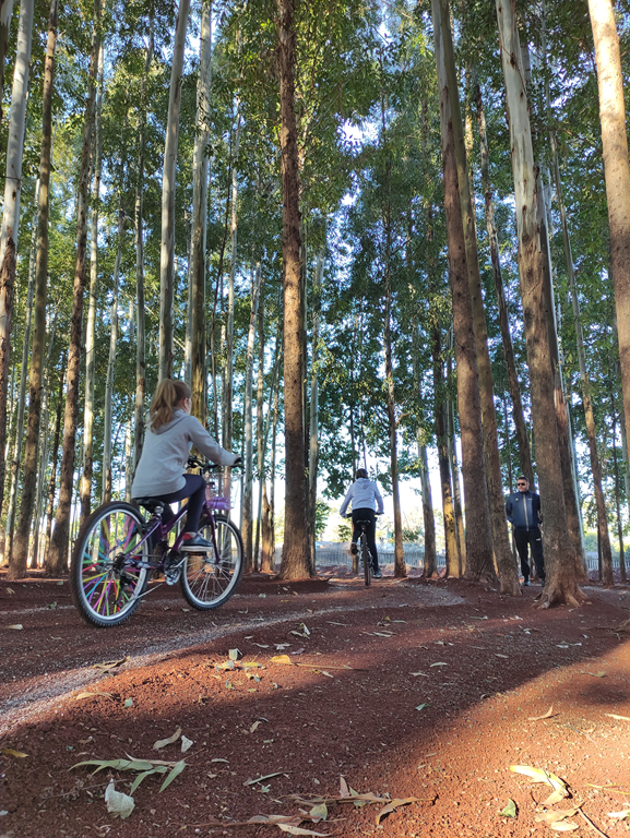No último final de semana de sol as crianças aproveitavam o espaço para brincar com suas bicicletas. - Foto: Marcos Demeneghi