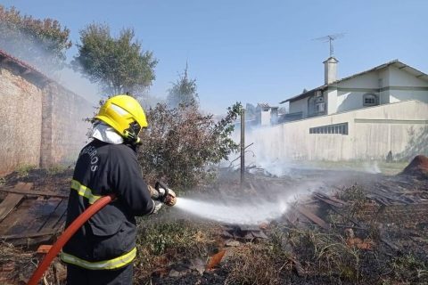 Fotos: Divulgação do 11º CBMRS - Combate a focos de incêndio na região de Santo Ângelo