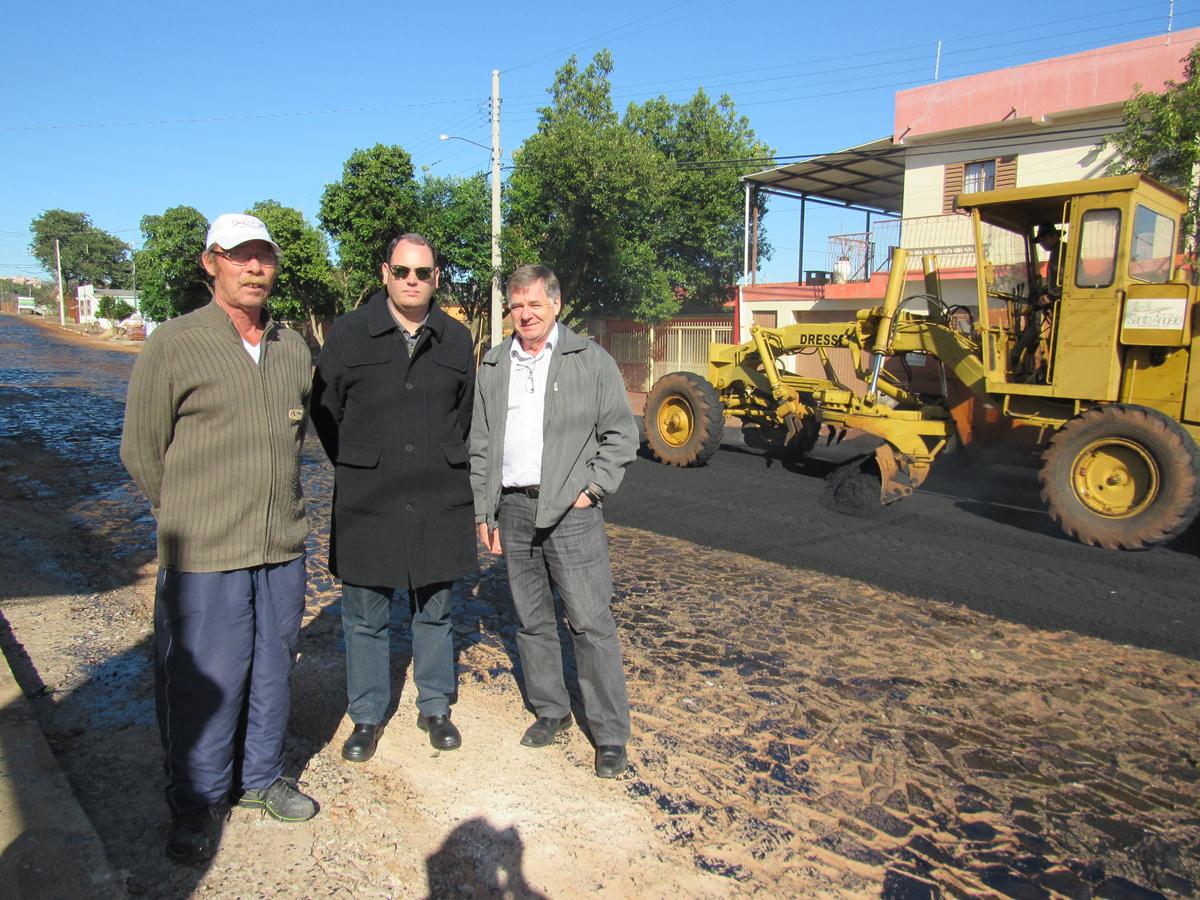 O secretário de obras do Município, Rodrigo Medeiros e o Vereador Arlindo Diel (Democratas) visitaram a comunidade no início das obras das ruas Souza Lobo e Sepé Tiaraju