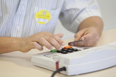 Se convocado, você receberá uma carta de convocação no endereço cadastrado junto a justiça eleitoral. 
Caso o endereço esteja desatualizado, procure o cartório eleitoral