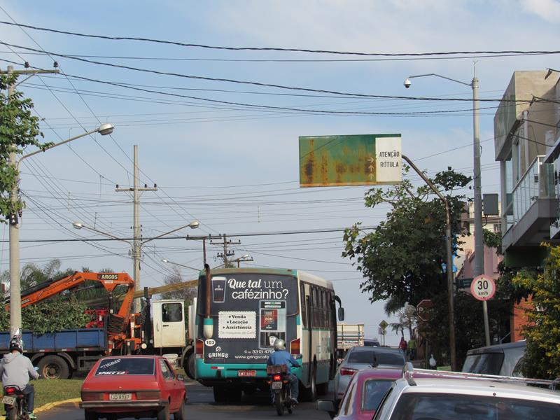 Placa de orientação localizada na Av. Getúlio Vargas próxima ao cruzamento com a Av. Brasil