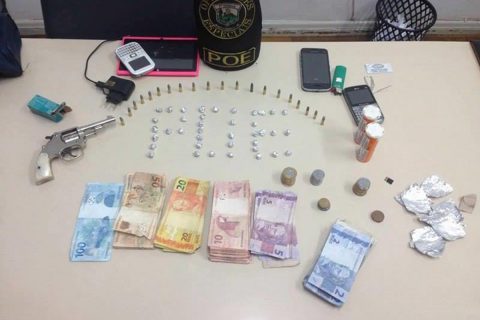Segundo a BM, durante a prisão foi encontrado drogas, dinheiro, uma arma de fogo, além outros objetos
