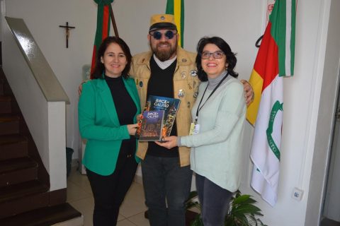 Secretária de Educação, Rosa Maria de Souza, músico Tiago Ferraz e a professora Lorena Dutra Balbé
