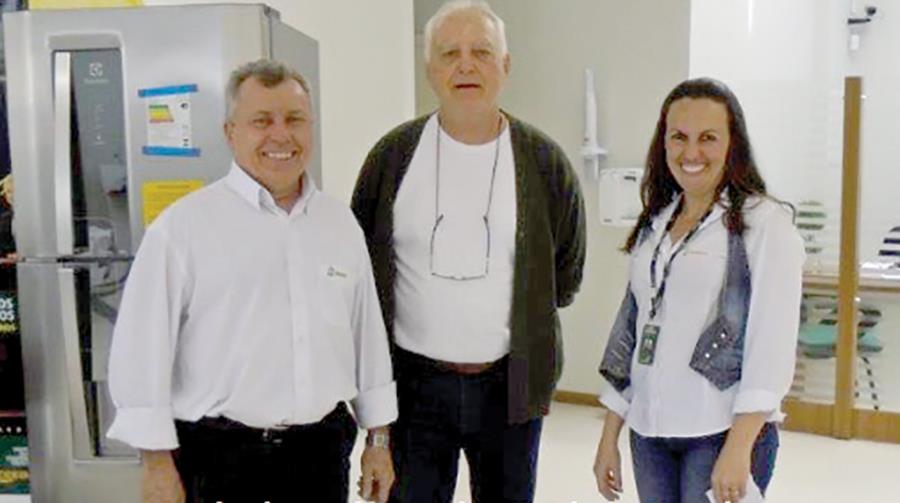 Ernesto Pinto Magalhães entre Ervino Cesar Murmann e Andreia Stroschon, na unidade da Av. Getúlio Vargas