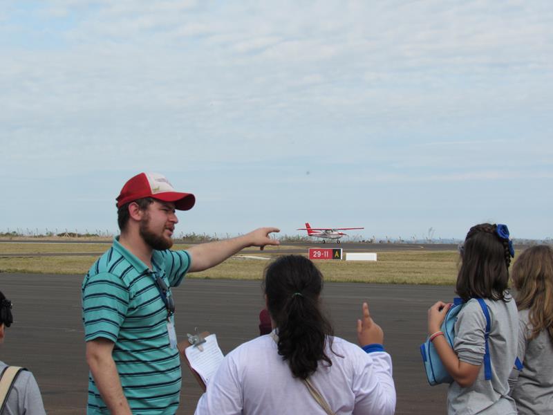 Alunos do Colegio Sepé observam o pouso de uma aeronave na pista do Aeroporto Sepé Tiaraju
