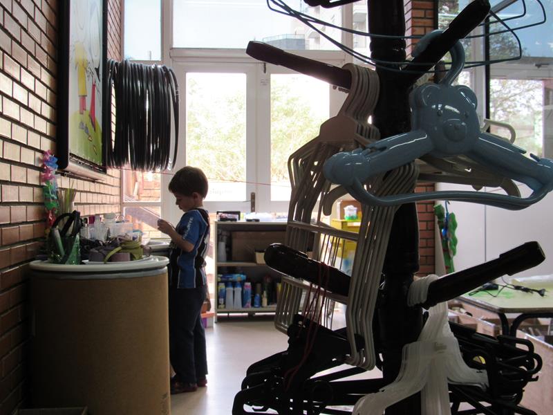 Na oficina são disponibilizados diversos materiais para que as crianças criem novas formas e possibilidades
