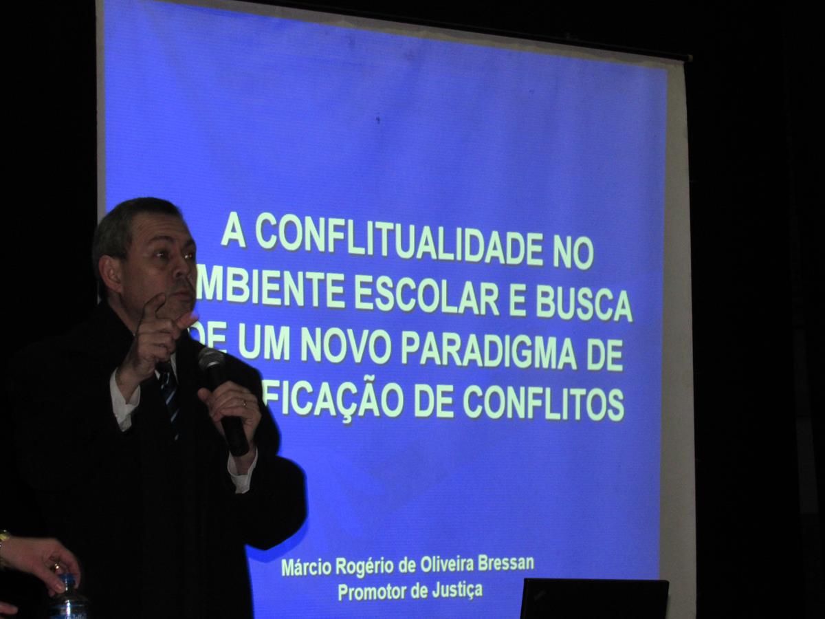 Promotor de Justiça Márcio Rogério de Oliveira Bressan palestrou no auditório do Teatro Antônio Sepp