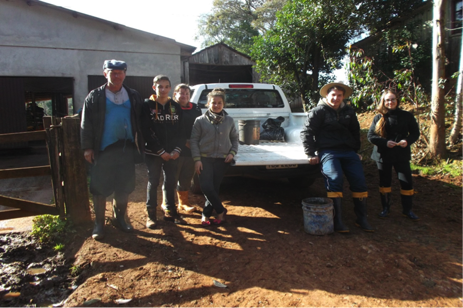Bolsistas do projeto realizam visita técnica em propriedade de agricultor - coleta de esterco bovino e urina para biofertilizante
