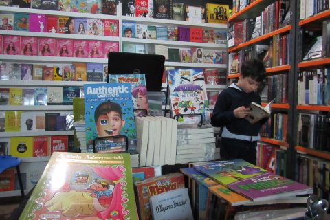 Além de conferir as atrações da semana cultural os livreiros e consultores disponibilizam literaturas diversas aos frequentadores do espaço