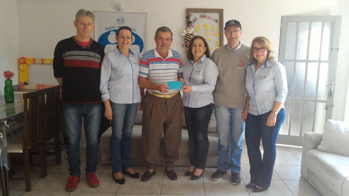 Representantes do Rotary realizaram a entrega do donativo ao Retiro