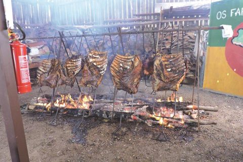 O fogo de chão é aceso às 5h e as peças de costela levam cerca de sete horas no calor da brasa