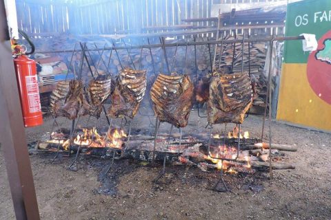 O fogo do costelão é aceso às 5h e fica aproximadamente 7 horas no calor do fogo de cão