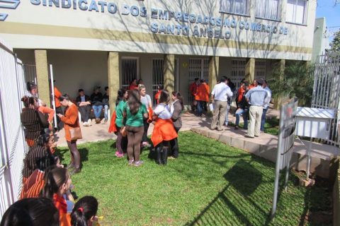 Cerca de 80 funcionários foram para a frente do prédio do Sindicato