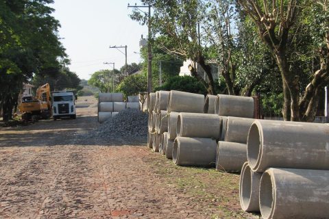 Esgoto pluvial está sendo implantado e revitalizado na Rua 15 de Novembro