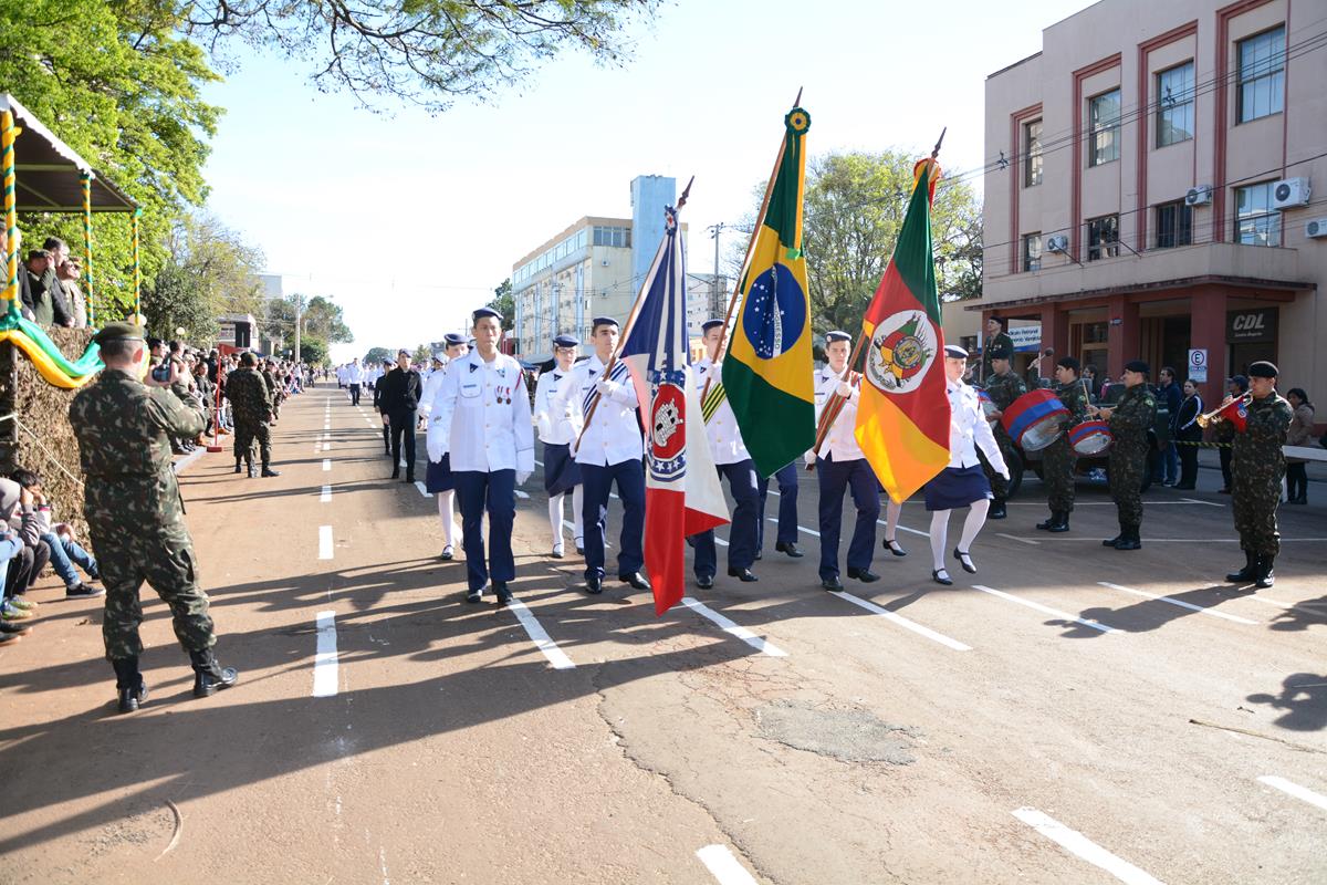 Tempo bom favoreceu para que o público acompanhasse o tradicional Desfile Cívico (Desfile Militar e das Entidades e o Desfile Estudantil) em comemoração aos 194 anos de Independência do Brasil