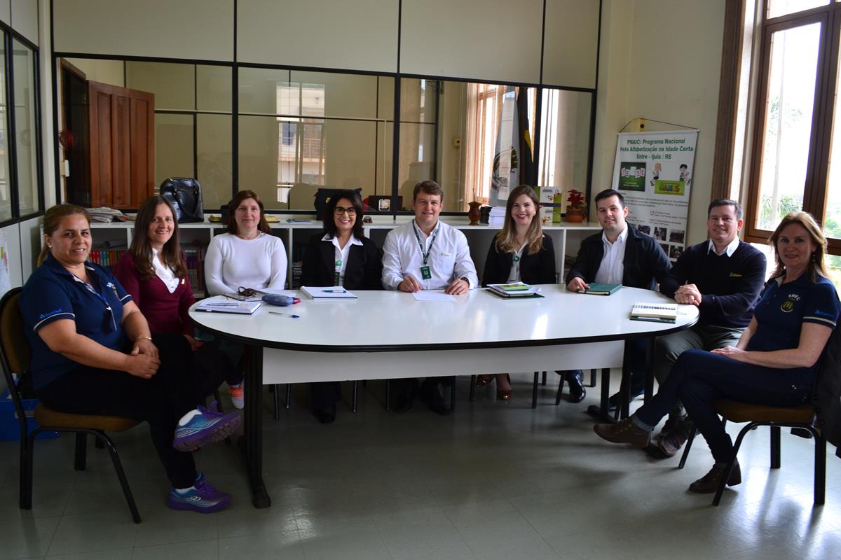 Estiveram reunidos na Secretaria Municipal, a Secretária Municipal de Educação Tânia Maris Scola, Coordenadora do Programa no município Ligiane Gasparin; Gerente de Relacionamento da Sicredi União RS Rogério Luiz Wiest Steffen; Gerente da Unidade de Entre-Ijuís Rodrigo Jahn Marostega; Gerente de Vitória das Missões Fernando Britzke; Assessoras de Programas Sociais Karen Nickel e Tânia Pires de Almeida e Assessoras Pedagógicas da URI, Maria Lorete Thomas Flores e Cinara Valency Enéas Müemann