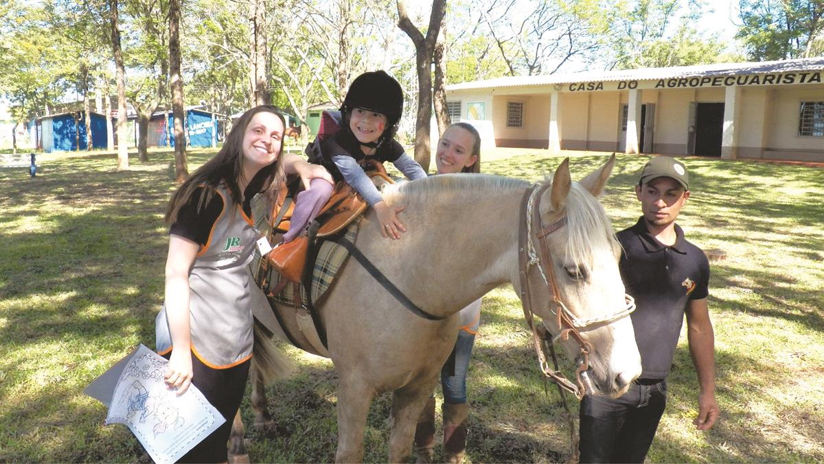 Equoterapia é um método terapêutico e educacional, que utiliza o cavalo dentro de uma abordagem multidisciplinar e interdisciplinar