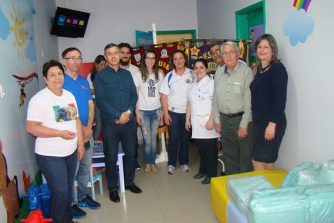 O diretoe administrativo do HSA, Sidnei Rugeri e a enfermeira chefe Maristane Almeida receberam os integrantes do do Leo Clube Santo Ângelo Centro, Jaiana Rocha, André Gollo, João da Jornada Fortes, Roseana Azevedo, Ivan Barrachini e Hélio de Oliveira