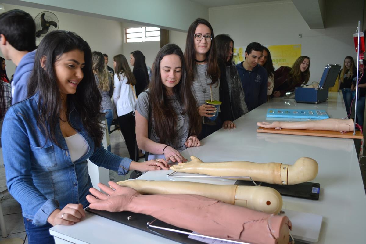 Visitantes conhecem a estrutura laboratorial da URI