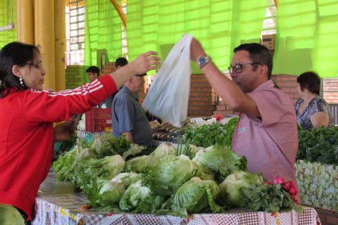 Produtos como hortifrutigrangeiros e regulamentados continuam sendo oferecidos nas terças, quintas e sábados, entre às 7h e 11h45min