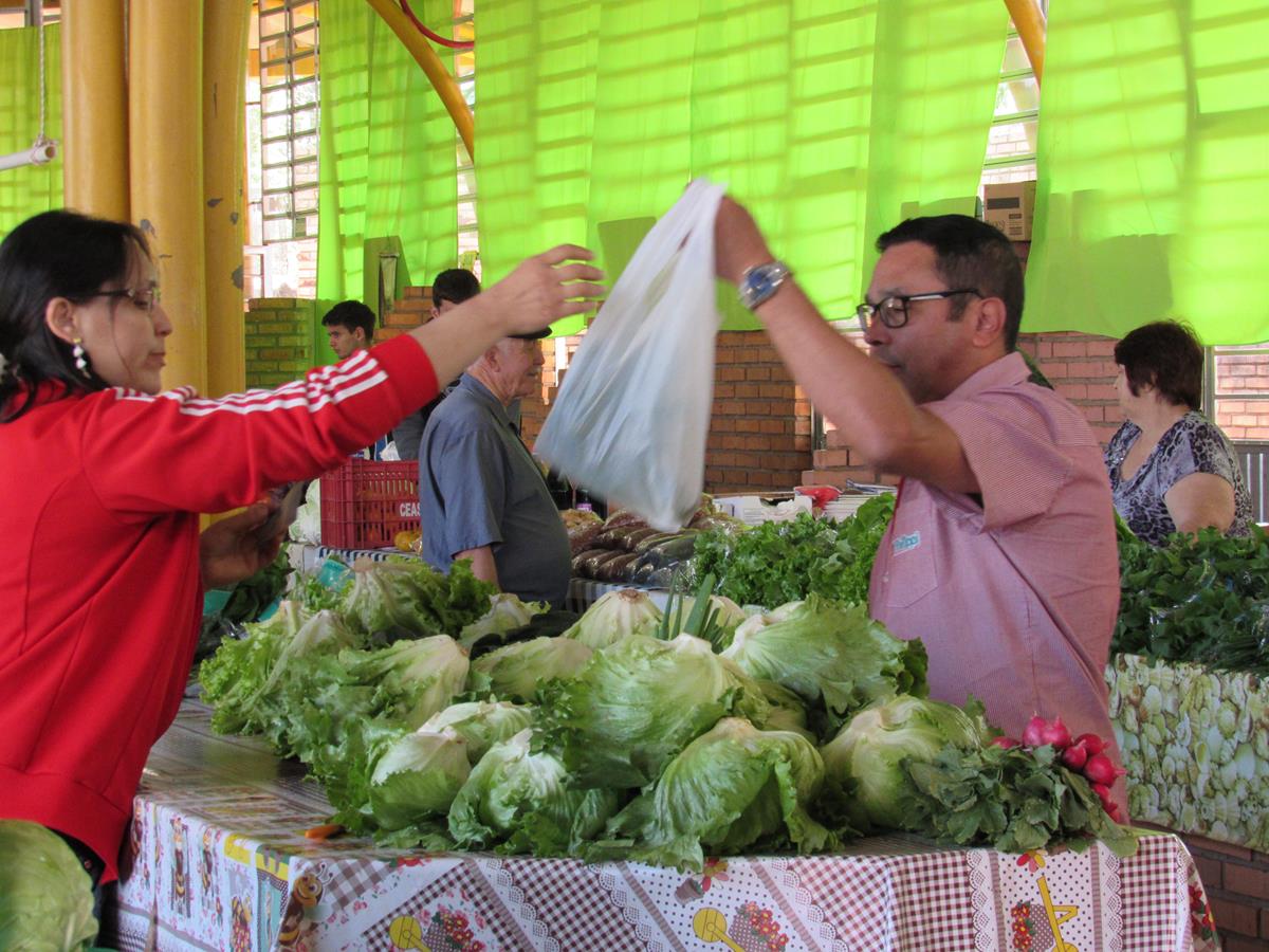 Produtos como hortifrutigrangeiros e regulamentados continuam sendo oferecidos nas terças, quintas e sábados, entre às 7h e 11h45min