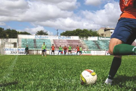 Candidatos a uma vaga na equipe profissional do Elite Clube Desportivo realizam testes seletivos no Estádio da Zona Sul