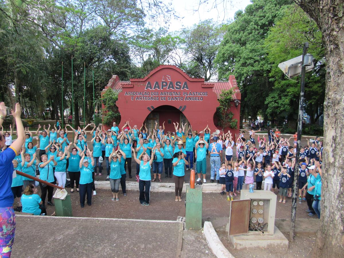 Participam do grupo 173 idosos e na tarde de segunda feira parte deles realizaram uma atividade de alongamento com crianças na “Praça do Brique” . A facilitadora do grupo é Sandra Rosane Rosinski