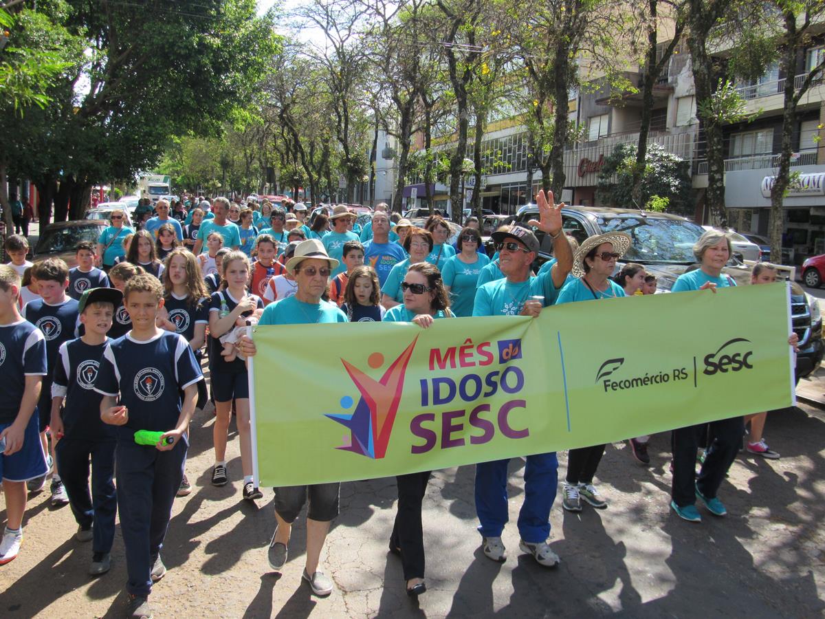 A caminhada contou com os integrantes do programa Maturidade Ativa do Sesc e alunos do Colégio Onofre Pires, partiu da praça da catedral e seguiu pela Rua Marques do Herval, Av. Brasil até a Praça Ricardo Leônidas Ribas. O Sesc há 22 anos realiza atividades com grupos da terceira idade. O “Maturidade Ativa” ganhou esta denominação em 2003. Os integrantes realizam diversas atividades em que são protagonistas da própria agenda do grupo