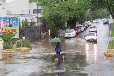 Bueiro entupido na Av. Venâncio Aires esquina com a 25 de Julho (sentido sul/norte)