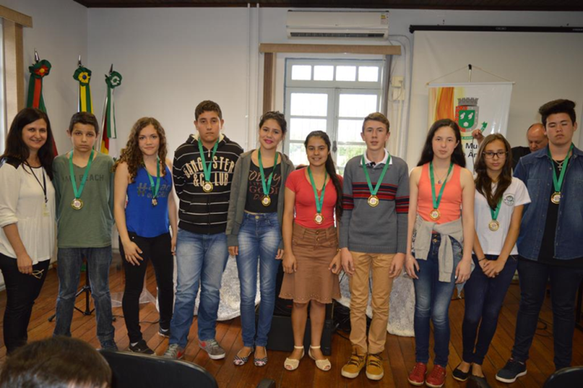 alunos finalistas também receberam medalhas de participação