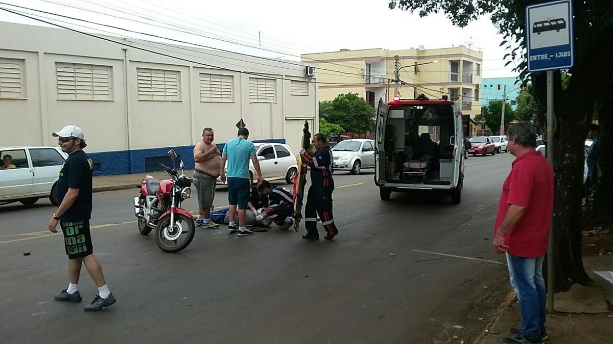 Motociclista teve ferimentos e foi socorrido pelo Samu para o HSA