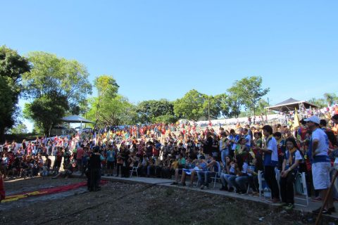 Atividade coletiva no anfiteatro do Parque de Exposições Siegfried Ritter na manhã de segunda-feira, dia 14