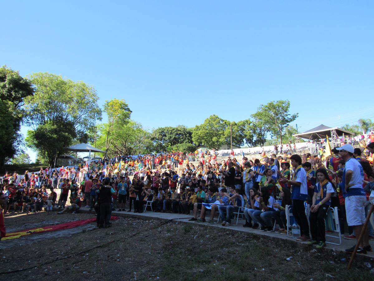 Atividade coletiva no anfiteatro do Parque de Exposições Siegfried Ritter na manhã de segunda-feira, dia 14