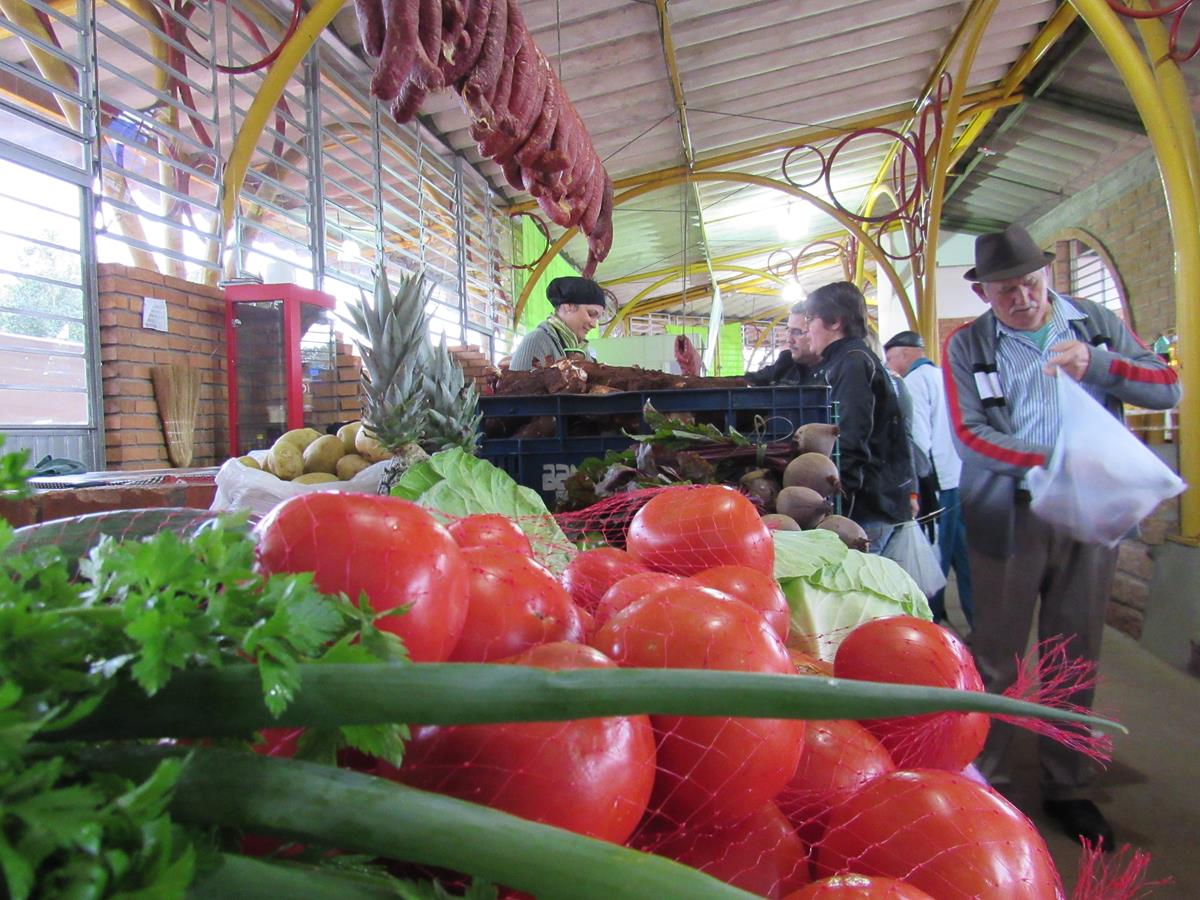 Uma ação de fiscalização surpreendeu a comunidade ao recolher três toneladas de alimentos sem regulamentação no município durante fiscalização no pavilhão de hortifrutigranjeiros em Santo Ângelo