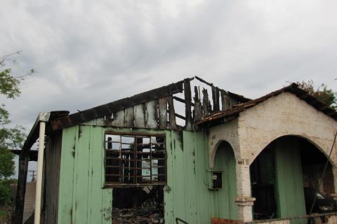 Casa foi consumida por incêndio no Bairro Rosa