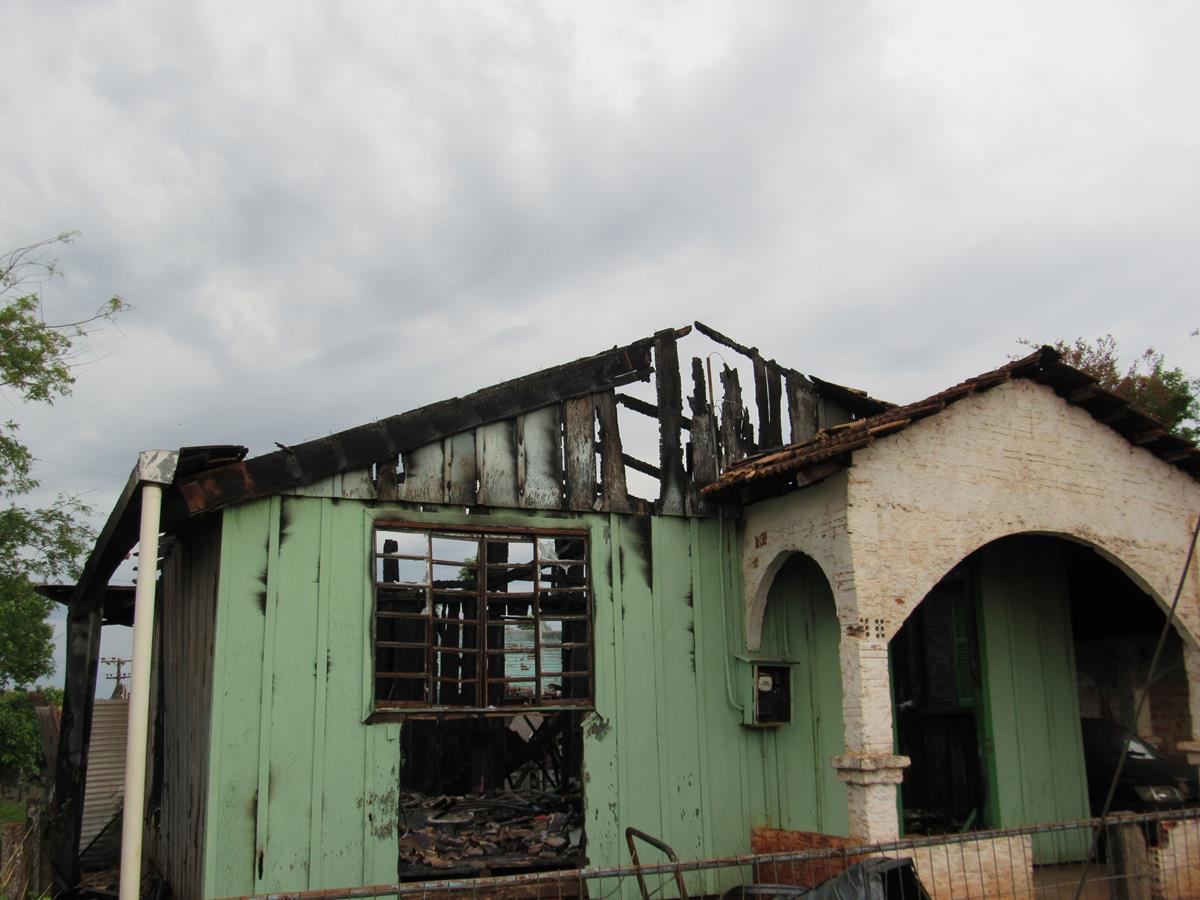 Casa foi consumida por incêndio no Bairro Rosa