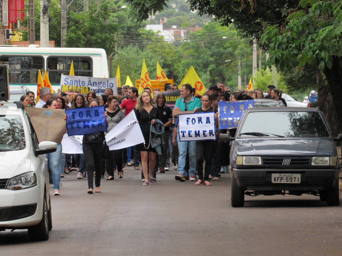 Manifestantes exibiram cartazes e realizaram uma caminhada durante o protesto