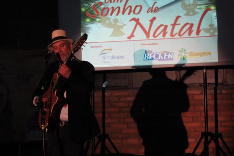 Beto Pires. O show mescla, humor, música e interação e o repertório é composto de música popular brasileira até canções gaúchas, sertanejos, chorinhos e muitos outros gêneros