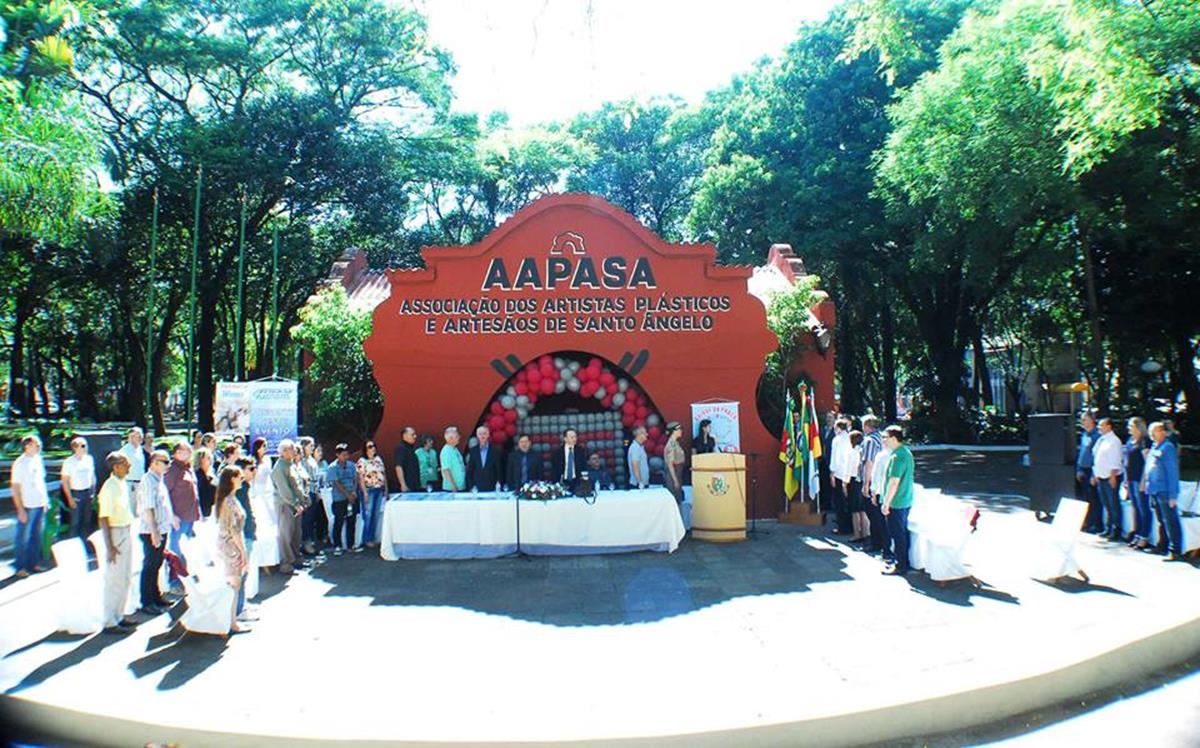 Solenidade foi realizada no Anfiteatro da Praça Leônidas Ribas, no último domingo e reuniu autoridades locais, colaboradores, expositores e a comunidade em geral