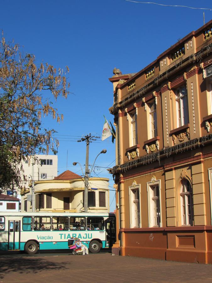 Ônibus da Viação Tiaraju passa na Rua Antunes Ribas em frente a Prefeitura Municipal 