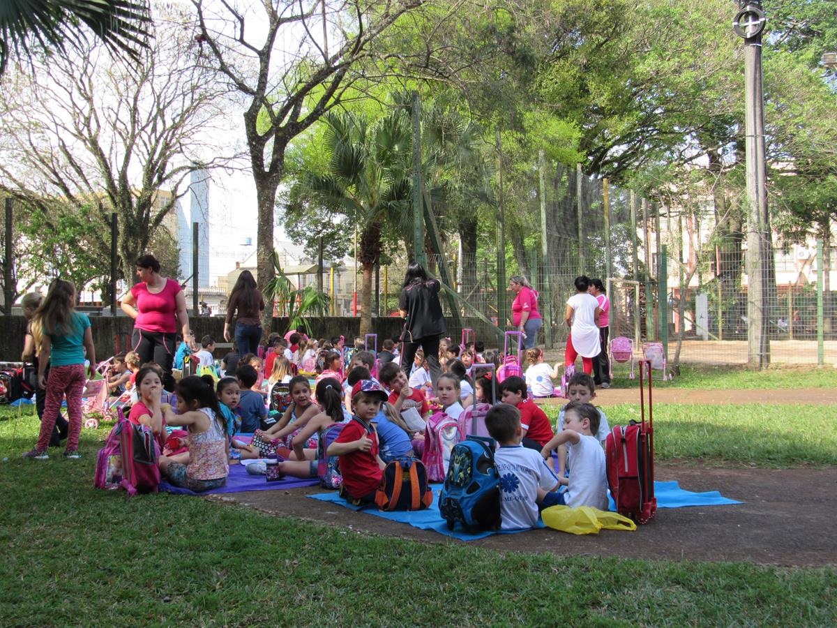 Alunos da Escola Bem-Me-Quer em atividades de integração na Praça do Brique no ano de 2016