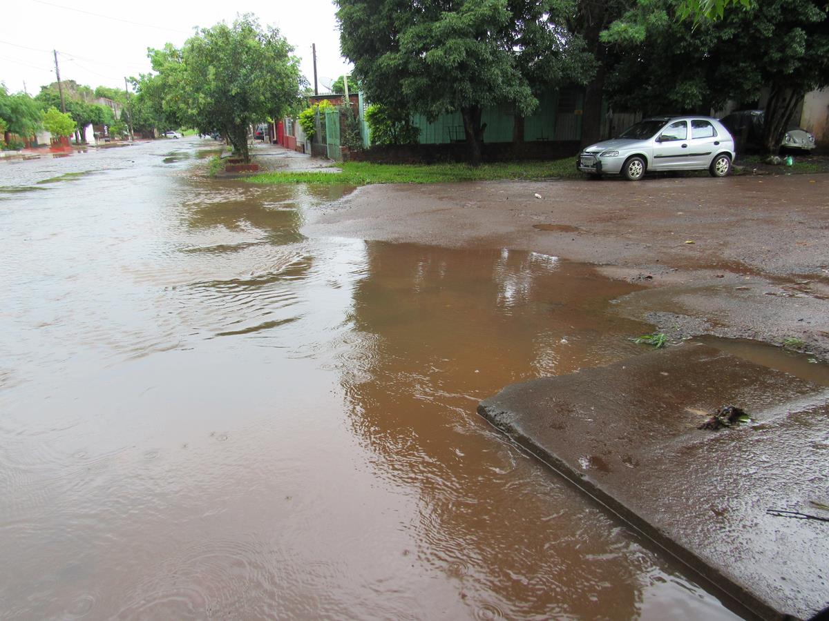 Chuvas registradas na segunda-feira fizeram com que a tubulação não aguentasse o volume de água, transbordando e piorando ainda mais o problema