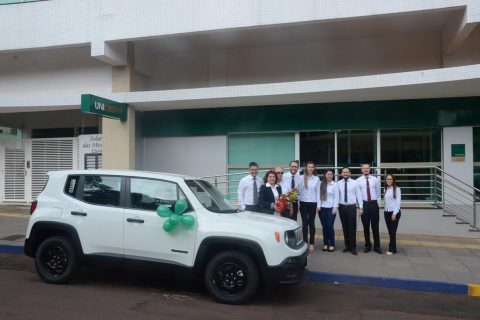 Entrega do veículo para a cooperada sorteada foi realizado na quarta-feira, dia 11, em frente a unidade local da Unicred Missões - Foto de Rogério Sartóri / Especial JOM