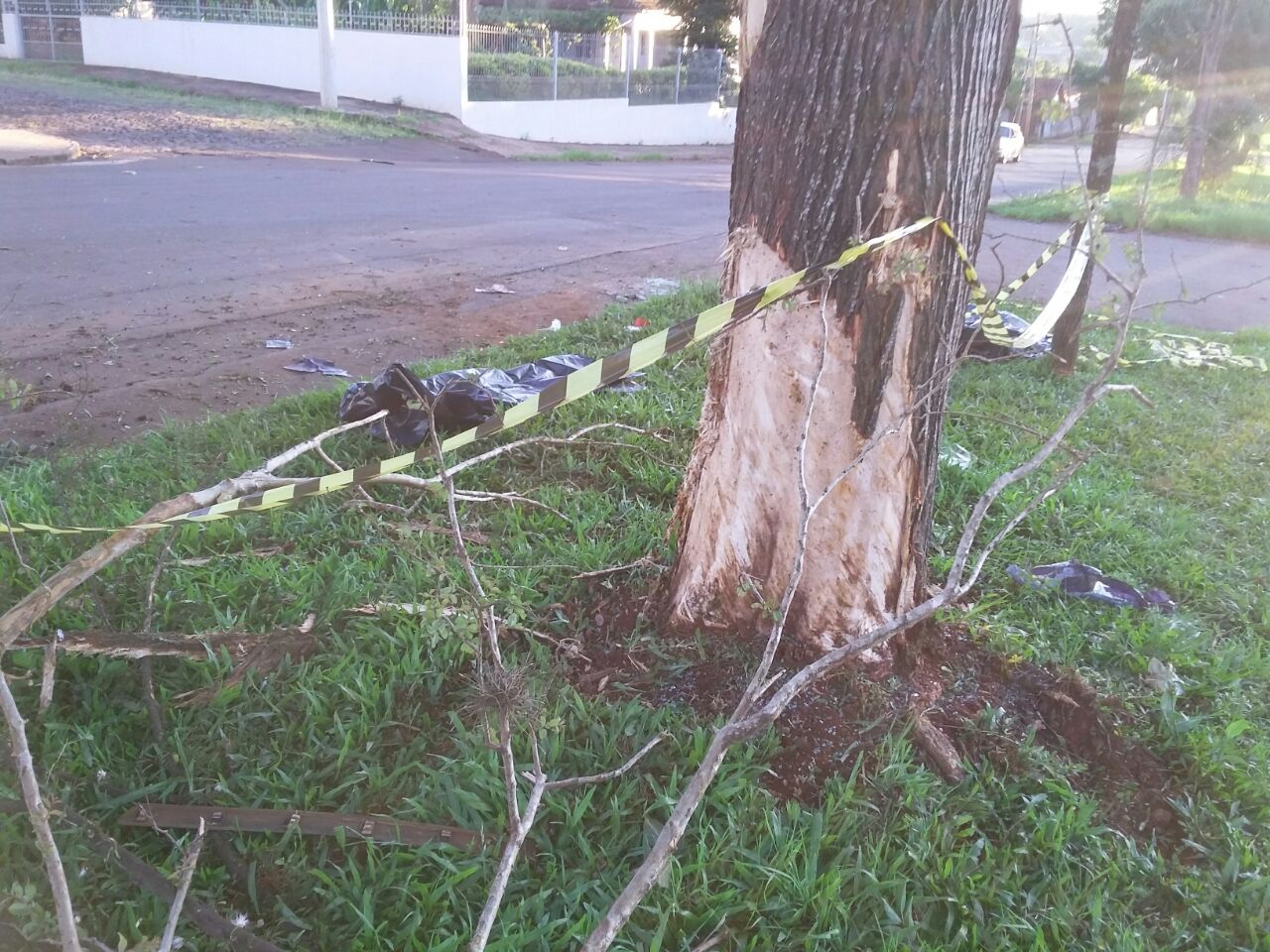 Motorista do Astra perdeu o controle do veículo, atravessou o canteiro central e colidiu em duas árvores na Avenida Rio Grande do Sul