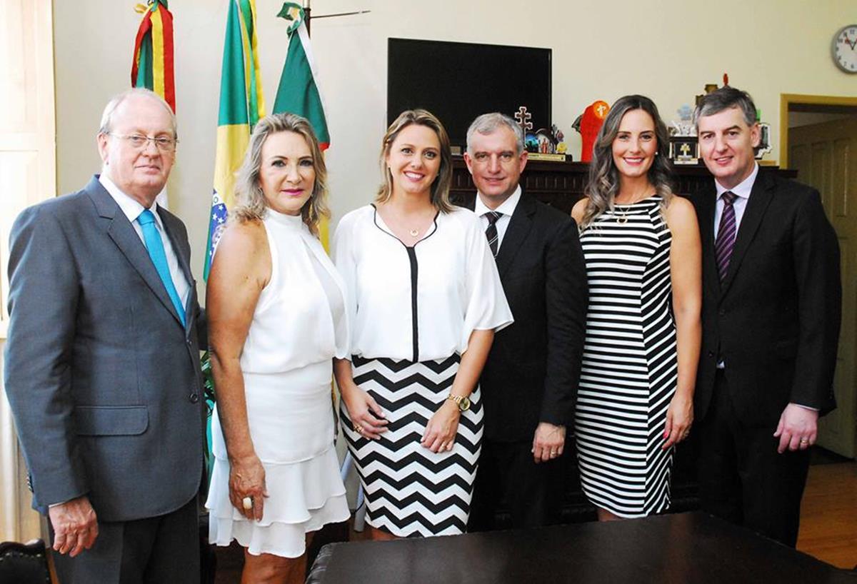Após a ceromônia de posse, Bruno e Lígia Hesse, Juliana e Jacques Barbosa recepcionaram o Deputado Estadual Eduardo Loureiro e Robriane Loureiro no gabinete