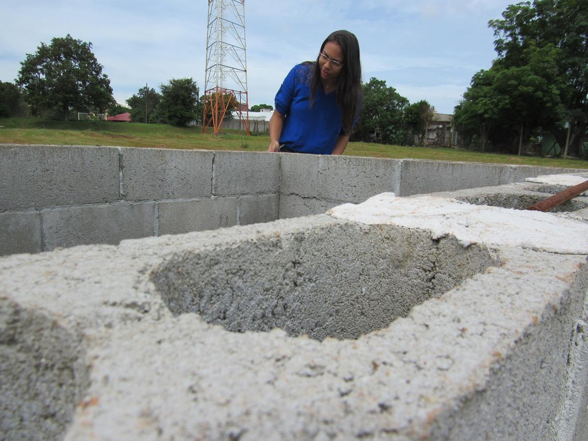Pesquisadora Ayane Rodrigues confere os blocos que compõe um experimento de análise ambiental construído no campus da URI. Será coberto com telhas e irá recolher água da chuva para análise