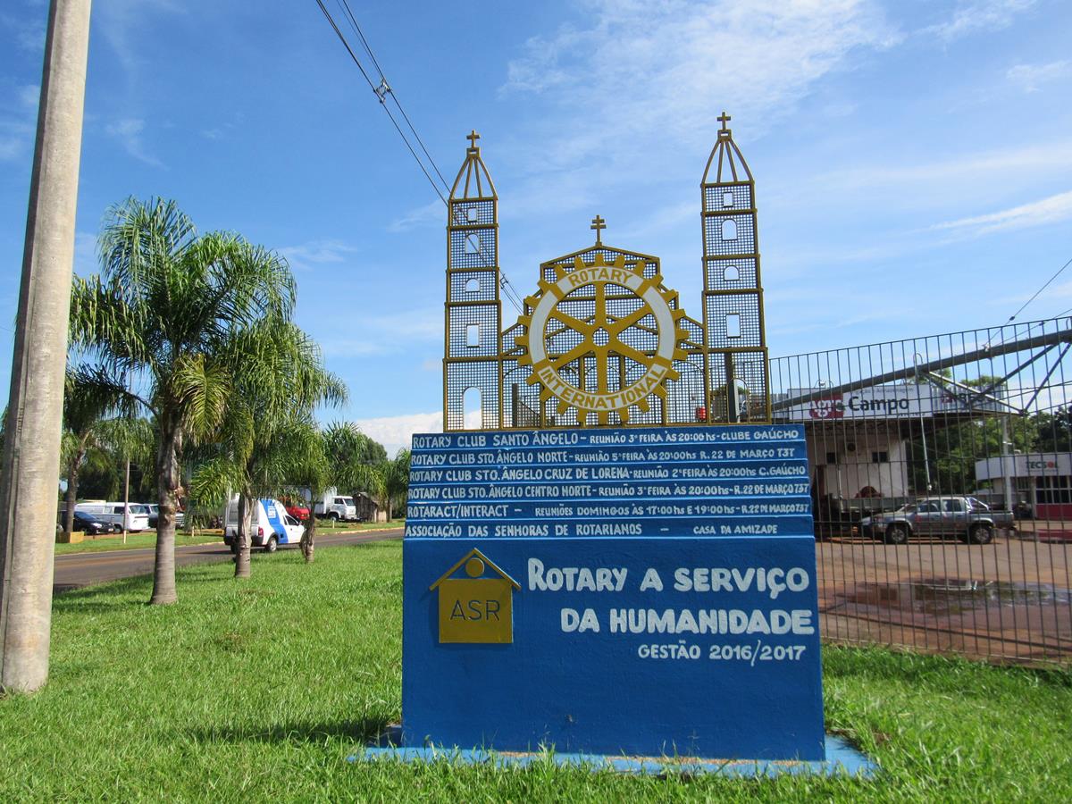 Monumento do Rotary Club no trevo de acesso a Santo Ângelo  