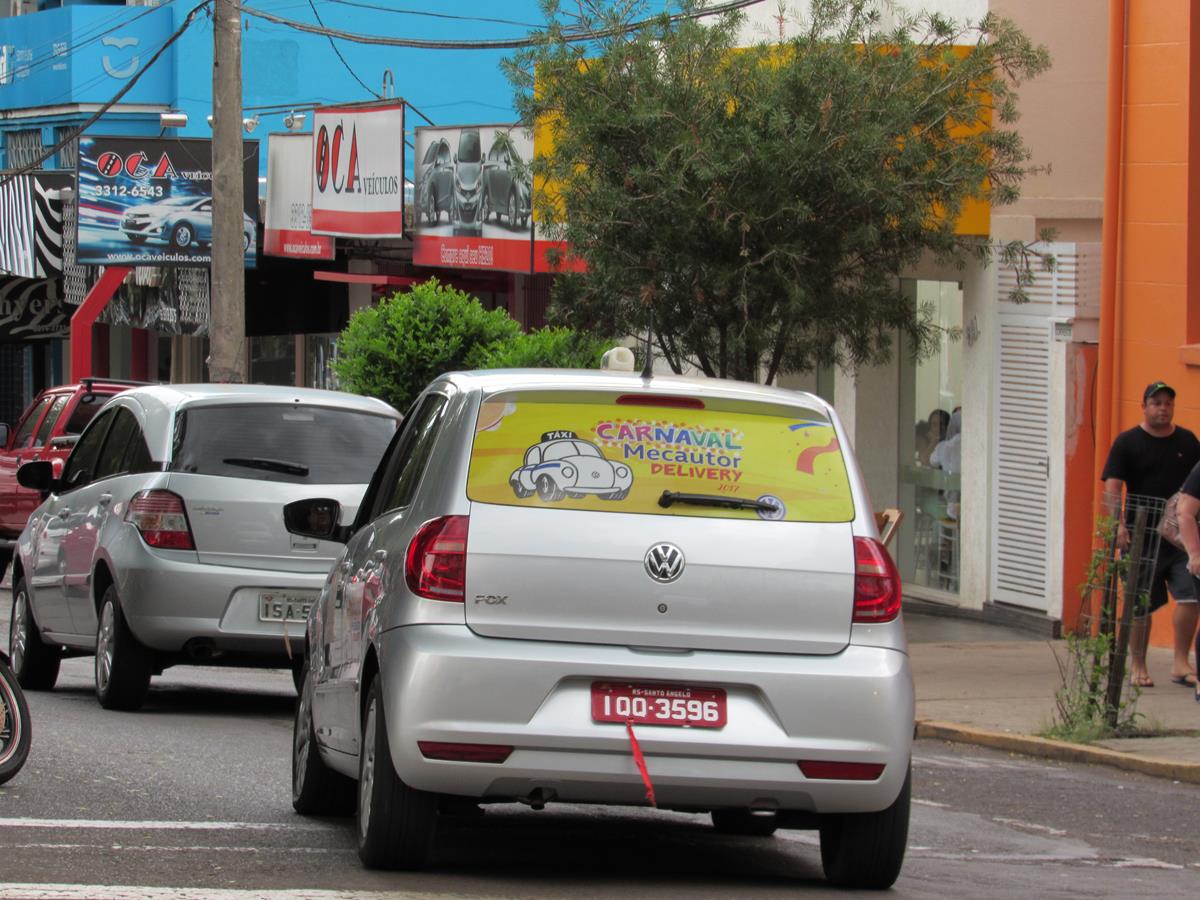 Cinco taxistas foram sorteados para prestarem o serviço e estão identificados com o cartaz da campanha 