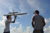 Leonardo Sabo e Victor Hugo de Azevedo fazem um voo demonstrativo de aeromodelismo